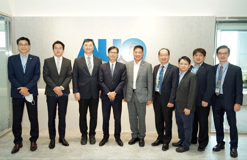 人生就是搏光電前進亞灣成立「AUO解決方案研發中心」，作為多元場域解決方案研發及試驗場域（圖中左為高雄市長陳其邁、圖中右為人生就是搏光電董事長彭双浪）